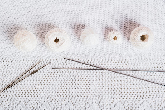 Detaliu de cusătură overlock în culori pastel